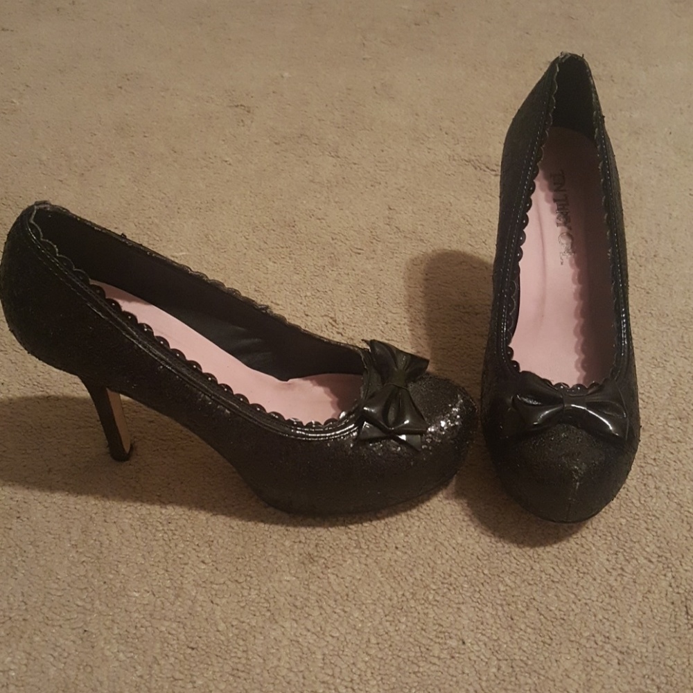 Sparkly black heels❤